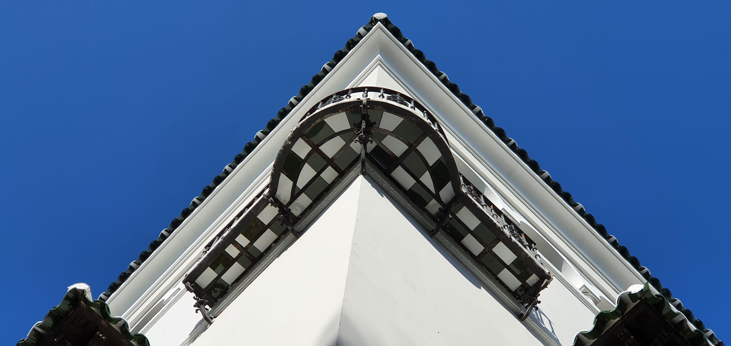 Restauración de alero de madera y refuerzo estructural.