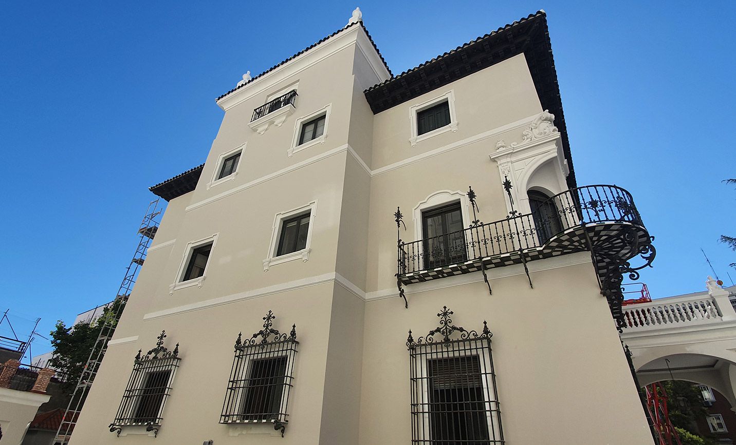Restauración de alero de madera y refuerzo estructural.