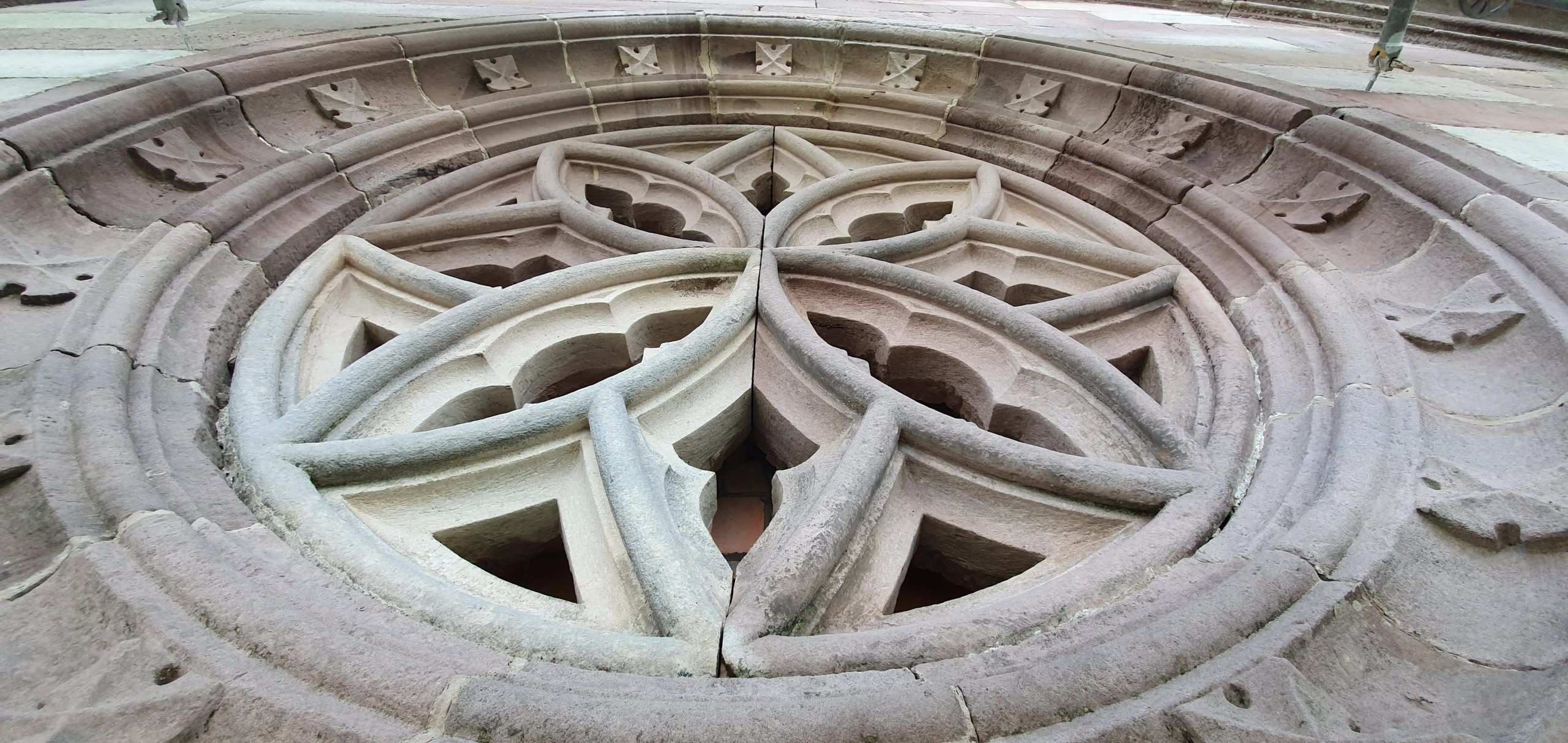 Rosetón de fachada tras la limpieza.